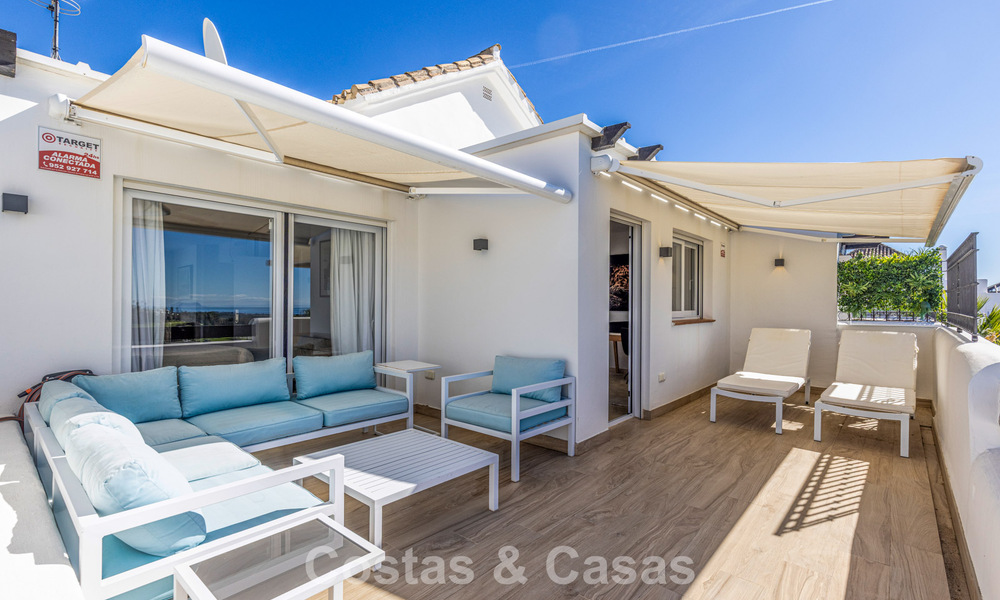 Gerenoveerd penthouse met 3 slaapkamers in beveiligde gemeenschap met uitzicht op zee en golfbaan in Marbella - Benahavis 793293
