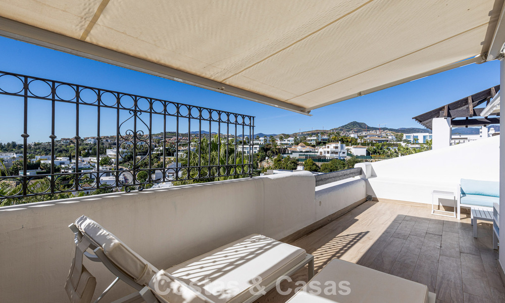 Gerenoveerd penthouse met 3 slaapkamers in beveiligde gemeenschap met uitzicht op zee en golfbaan in Marbella - Benahavis 793295
