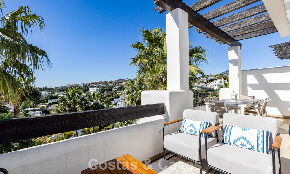 Gerenoveerd penthouse met 3 slaapkamers in beveiligde gemeenschap met uitzicht op zee en golfbaan in Marbella - Benahavis 793299