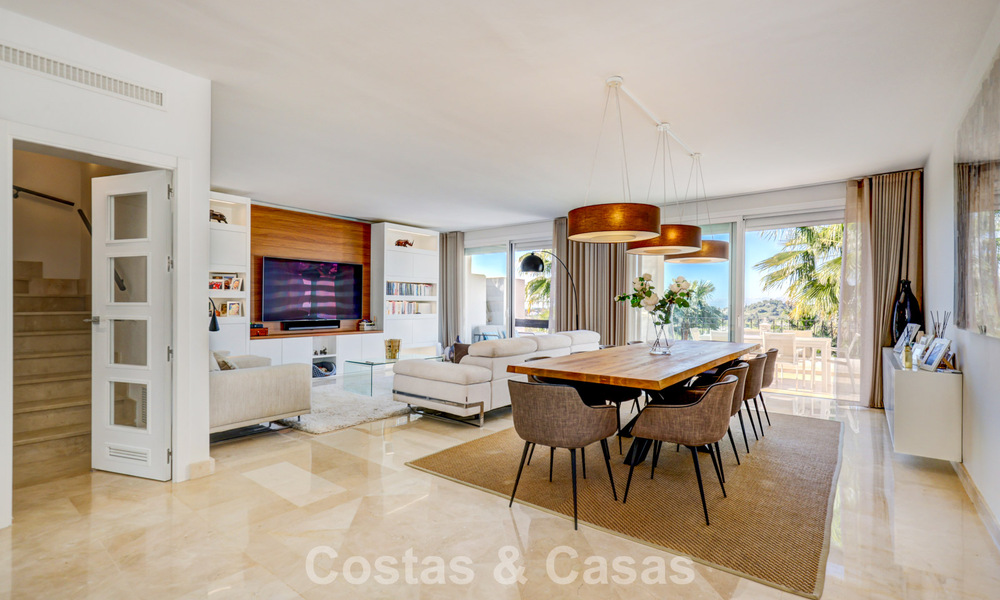 Gerenoveerd penthouse met 3 slaapkamers in beveiligde gemeenschap met uitzicht op zee en golfbaan in Marbella - Benahavis 793300