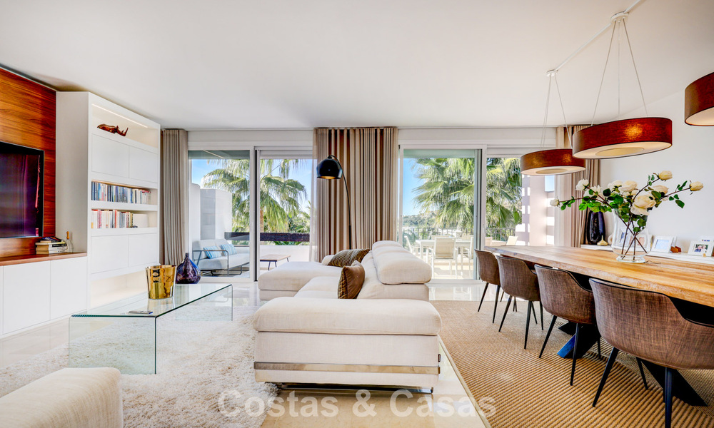 Gerenoveerd penthouse met 3 slaapkamers in beveiligde gemeenschap met uitzicht op zee en golfbaan in Marbella - Benahavis 793305