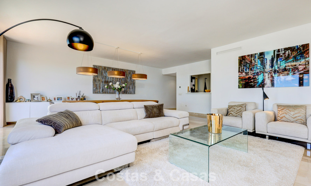 Gerenoveerd penthouse met 3 slaapkamers in beveiligde gemeenschap met uitzicht op zee en golfbaan in Marbella - Benahavis 793307