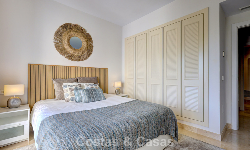 Gerenoveerd penthouse met 3 slaapkamers in beveiligde gemeenschap met uitzicht op zee en golfbaan in Marbella - Benahavis 793314