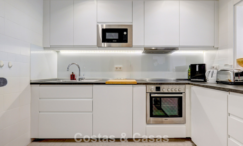 Gerenoveerd penthouse met 3 slaapkamers in beveiligde gemeenschap met uitzicht op zee en golfbaan in Marbella - Benahavis 793319