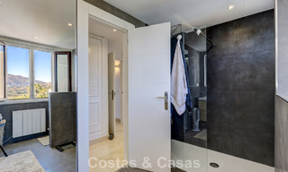 Gerenoveerd penthouse met 3 slaapkamers in beveiligde gemeenschap met uitzicht op zee en golfbaan in Marbella - Benahavis 793330 