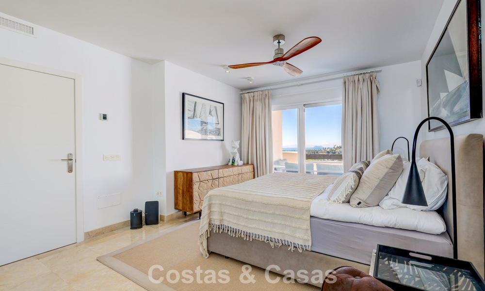 Gerenoveerd penthouse met 3 slaapkamers in beveiligde gemeenschap met uitzicht op zee en golfbaan in Marbella - Benahavis 793334