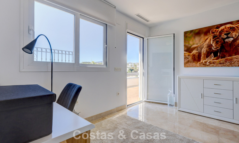 Gerenoveerd penthouse met 3 slaapkamers in beveiligde gemeenschap met uitzicht op zee en golfbaan in Marbella - Benahavis 793338