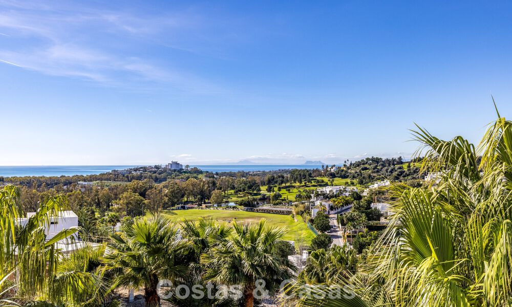 Gerenoveerd penthouse met 3 slaapkamers in beveiligde gemeenschap met uitzicht op zee en golfbaan in Marbella - Benahavis 793341