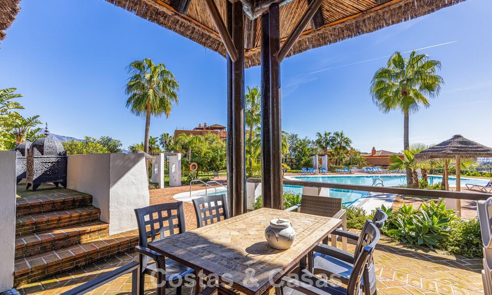 Gerenoveerd penthouse met 3 slaapkamers in beveiligde gemeenschap met uitzicht op zee en golfbaan in Marbella - Benahavis 793345