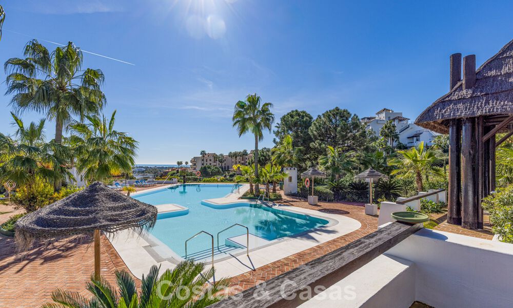 Gerenoveerd penthouse met 3 slaapkamers in beveiligde gemeenschap met uitzicht op zee en golfbaan in Marbella - Benahavis 793346
