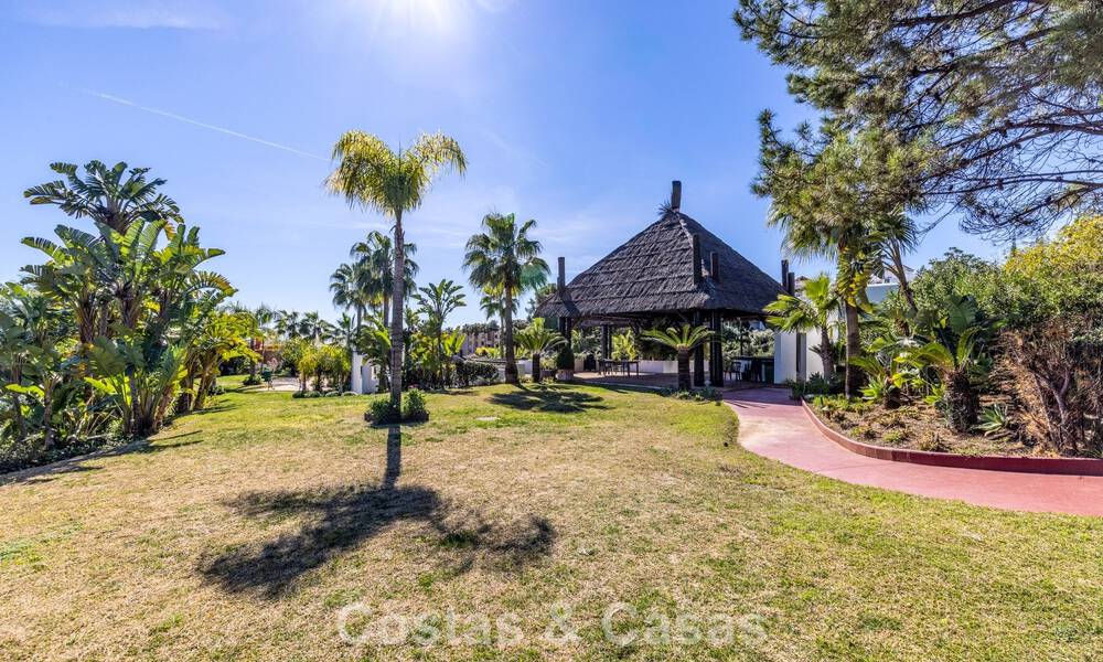 Gerenoveerd penthouse met 3 slaapkamers in beveiligde gemeenschap met uitzicht op zee en golfbaan in Marbella - Benahavis 793347