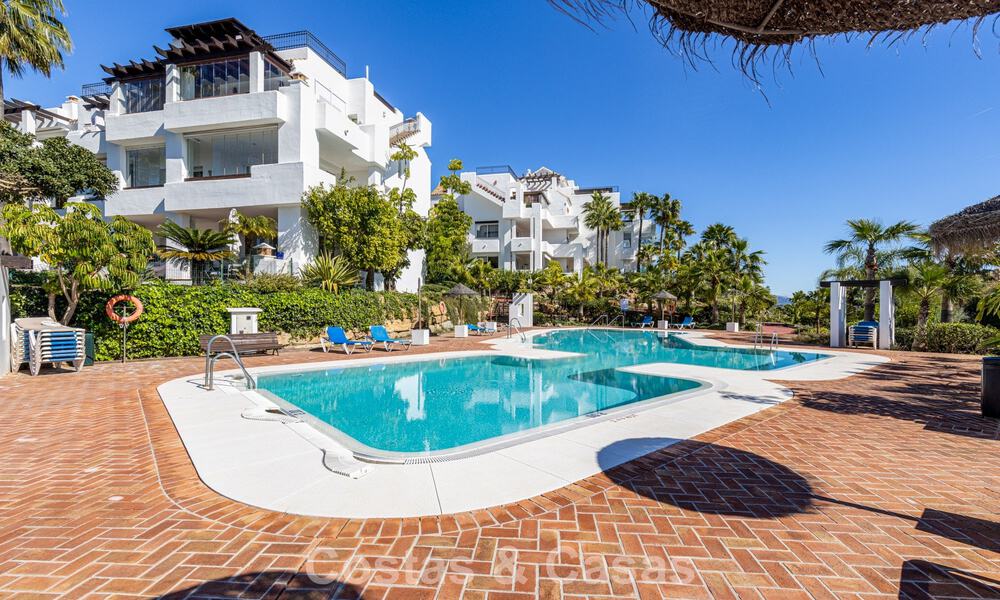 Gerenoveerd penthouse met 3 slaapkamers in beveiligde gemeenschap met uitzicht op zee en golfbaan in Marbella - Benahavis 793352