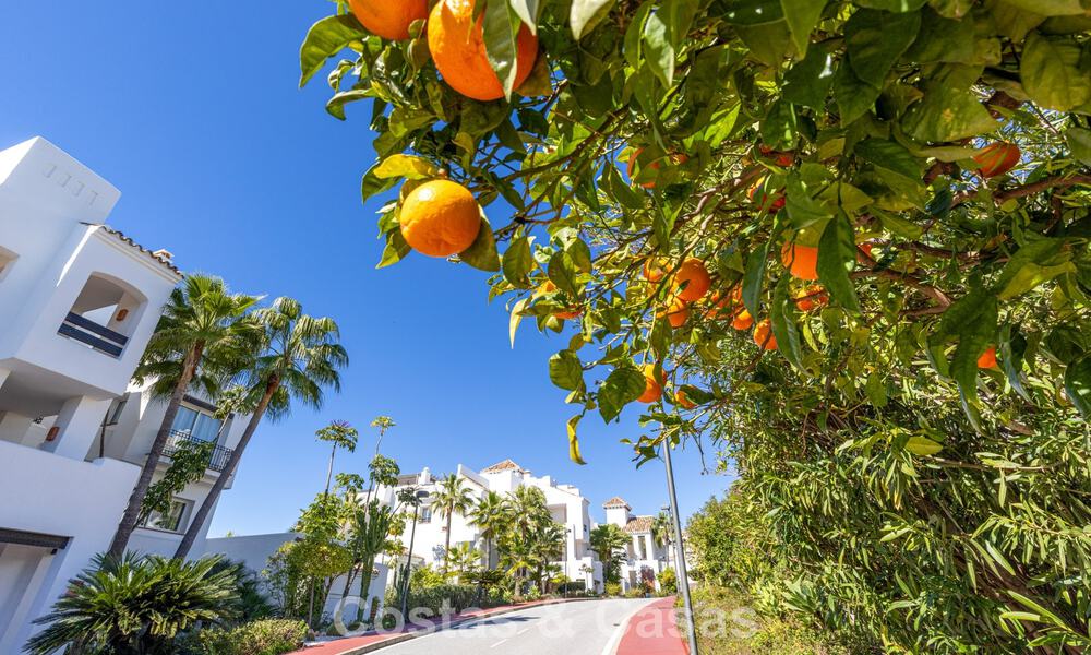 Gerenoveerd penthouse met 3 slaapkamers in beveiligde gemeenschap met uitzicht op zee en golfbaan in Marbella - Benahavis 793353