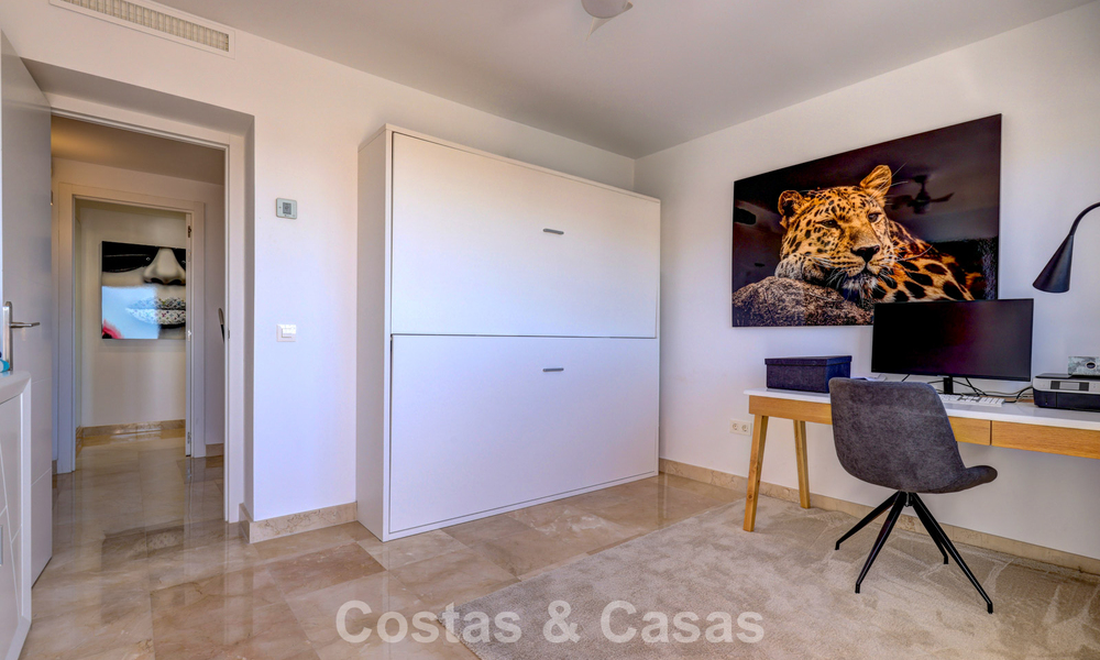 Gerenoveerd penthouse met 3 slaapkamers in beveiligde gemeenschap met uitzicht op zee en golfbaan in Marbella - Benahavis 793774