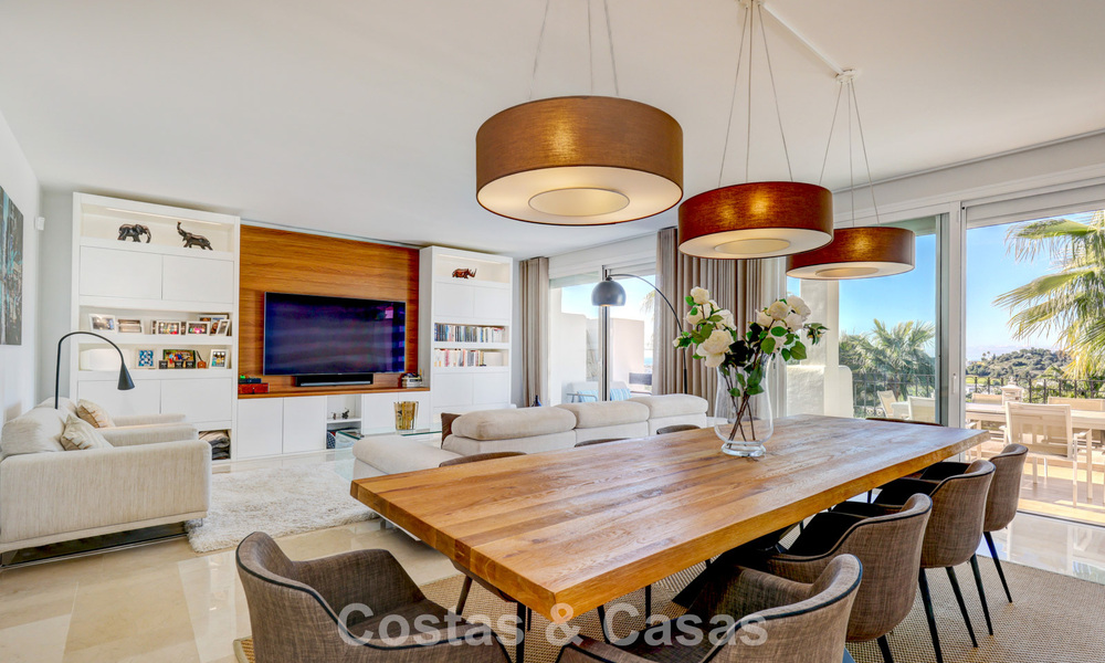 Gerenoveerd penthouse met 3 slaapkamers in beveiligde gemeenschap met uitzicht op zee en golfbaan in Marbella - Benahavis 793775