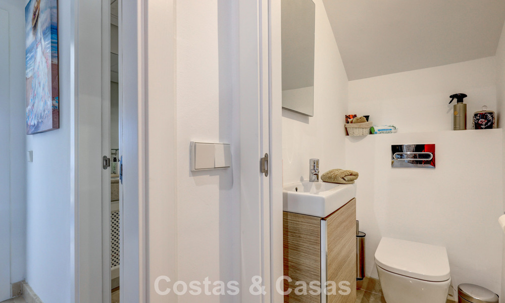 Gerenoveerd penthouse met 3 slaapkamers in beveiligde gemeenschap met uitzicht op zee en golfbaan in Marbella - Benahavis 793779