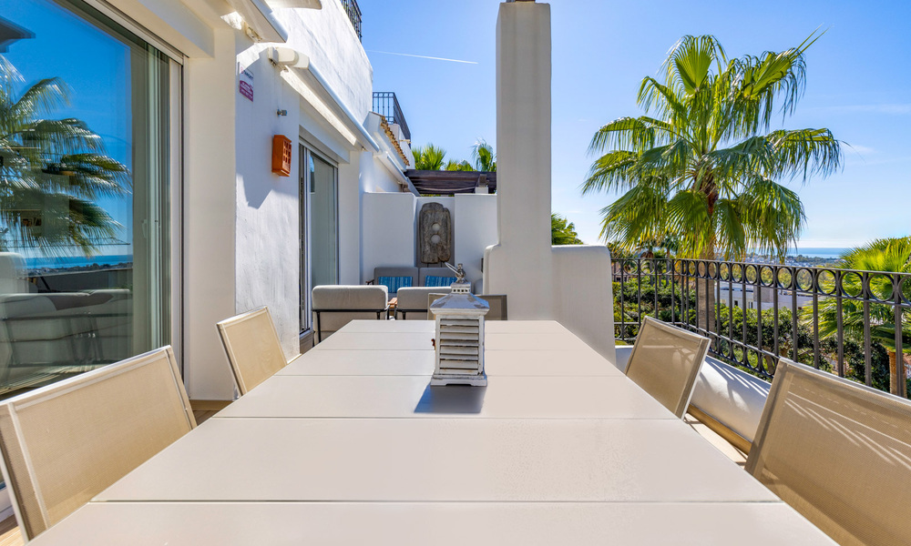 Gerenoveerd penthouse met 3 slaapkamers in beveiligde gemeenschap met uitzicht op zee en golfbaan in Marbella - Benahavis 793780