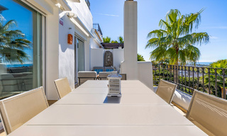 Gerenoveerd penthouse met 3 slaapkamers in beveiligde gemeenschap met uitzicht op zee en golfbaan in Marbella - Benahavis 793780 