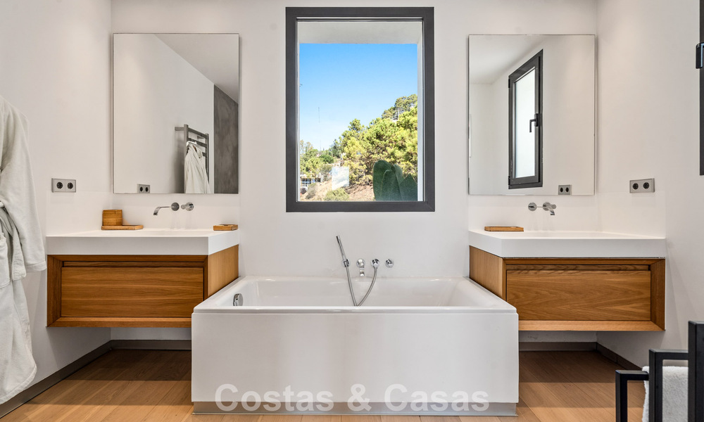 Ruime, moderne villa met apart gastenverblijf te koop in El Madroñal, Benahavis - Marbella 794061