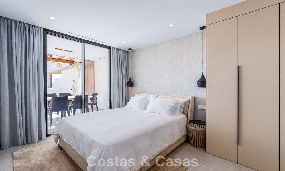 Gerenoveerd luxe appartement met zeezicht te koop in het begeerde Nueva Andalucia, Marbella 794129