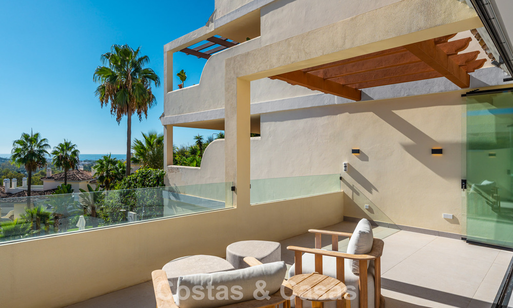 Gerenoveerd luxe appartement met zeezicht te koop in het begeerde Nueva Andalucia, Marbella 794133