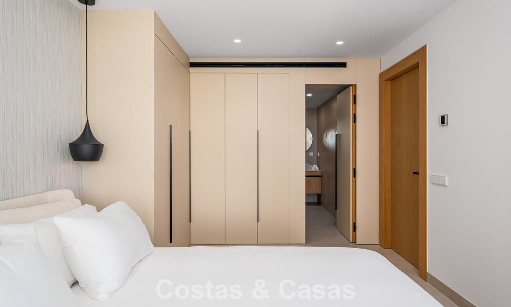 Gerenoveerd luxe appartement met zeezicht te koop in het begeerde Nueva Andalucia, Marbella 794139