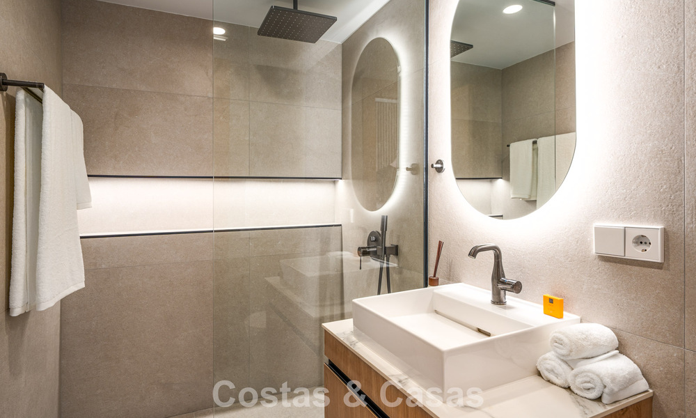 Gerenoveerd luxe appartement met zeezicht te koop in het begeerde Nueva Andalucia, Marbella 794142