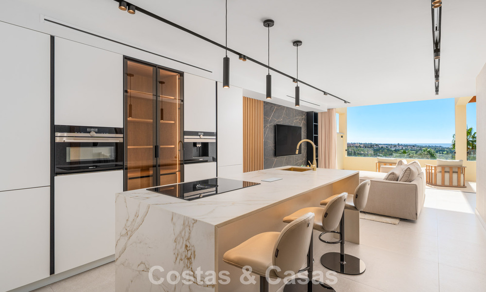 Gerenoveerd luxe appartement met zeezicht te koop in het begeerde Nueva Andalucia, Marbella 794144