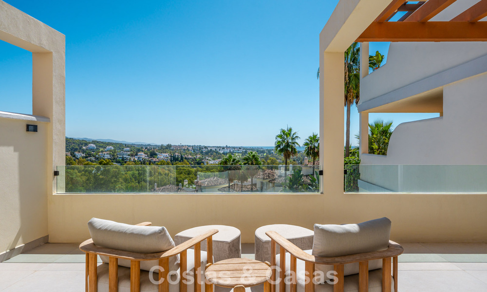 Gerenoveerd luxe appartement met zeezicht te koop in het begeerde Nueva Andalucia, Marbella 794147
