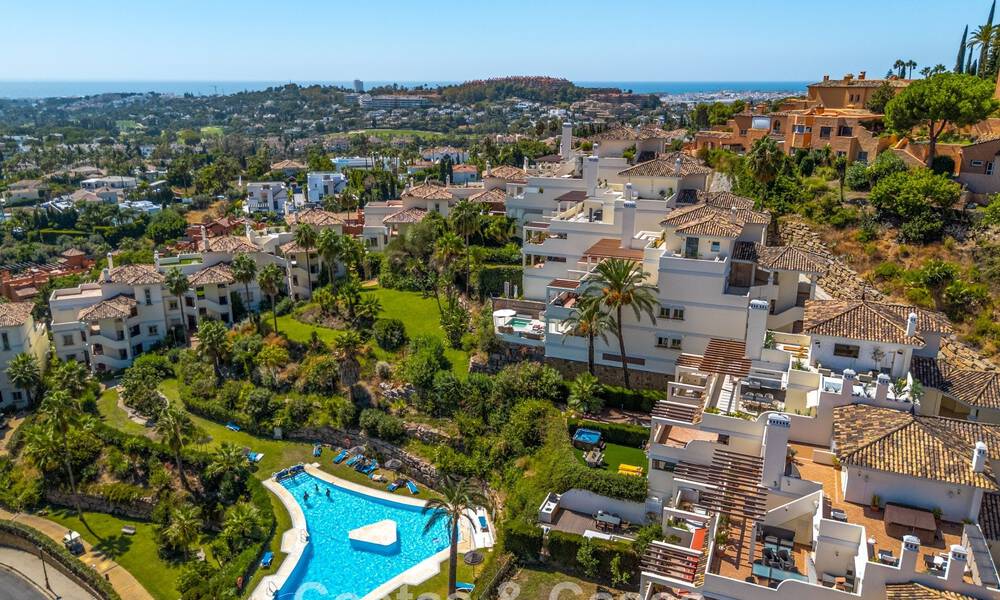 Gerenoveerd luxe appartement met zeezicht te koop in het begeerde Nueva Andalucia, Marbella 794154