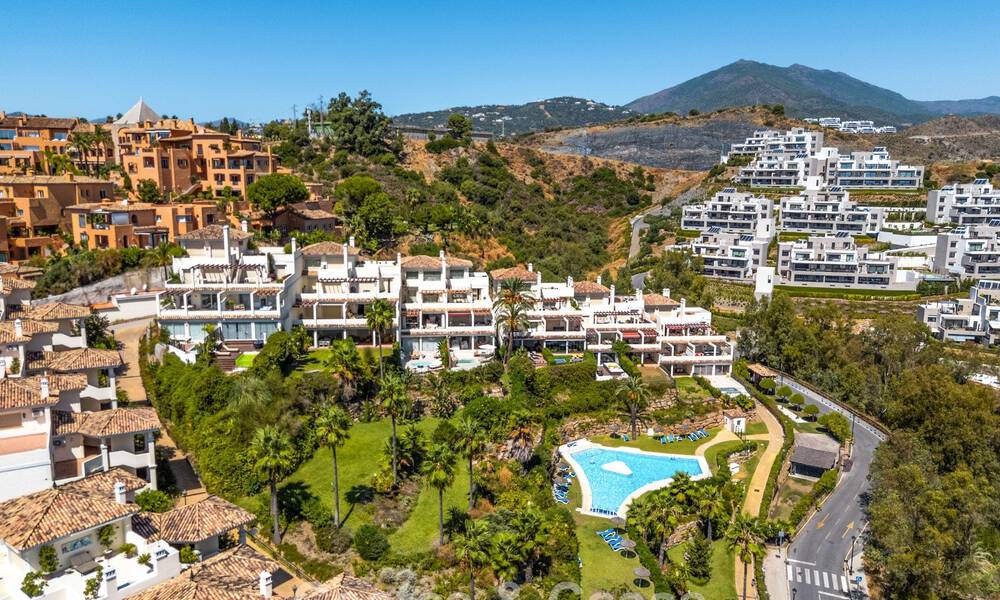 Gerenoveerd luxe appartement met zeezicht te koop in het begeerde Nueva Andalucia, Marbella 794156