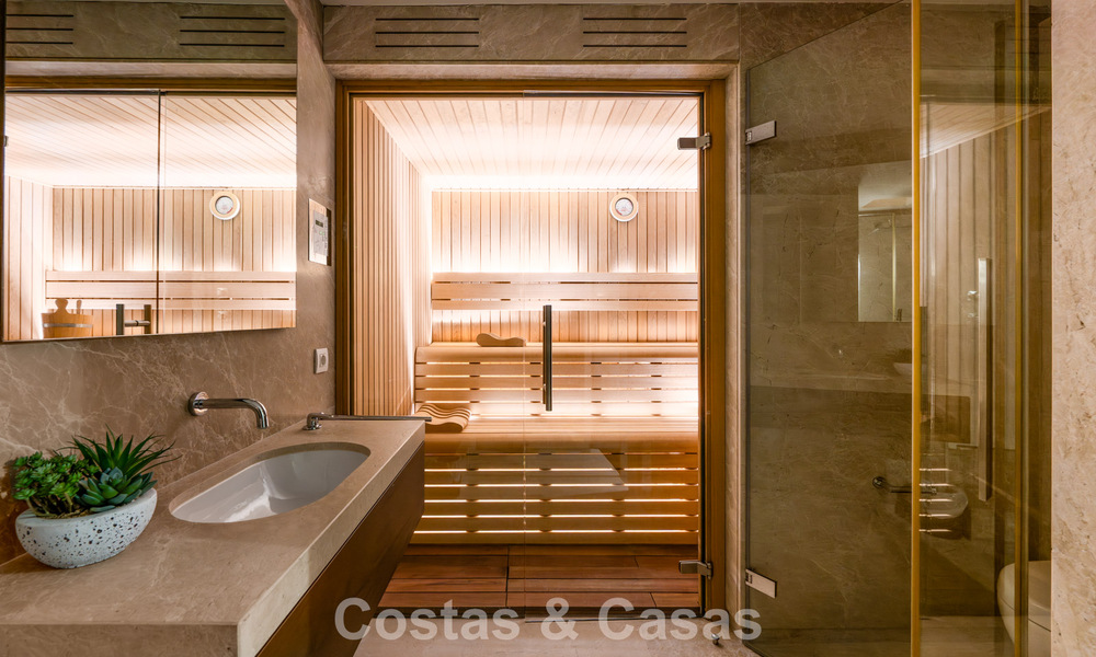 Prestigieuze, modern gerenoveerde, halfvrijstaande villa te koop, tweede lijn strand in Puente Romano op Marbella’s Golden Mile 794445