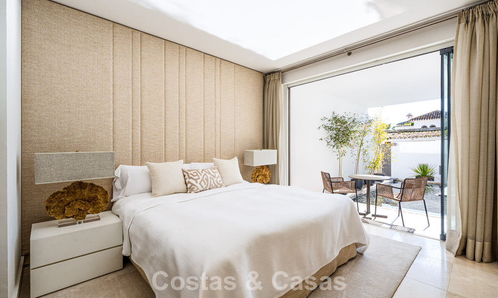 Prestigieuze, modern gerenoveerde, halfvrijstaande villa te koop, tweede lijn strand in Puente Romano op Marbella’s Golden Mile 794446