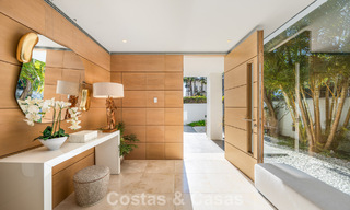 Prestigieuze, modern gerenoveerde, halfvrijstaande villa te koop, tweede lijn strand in Puente Romano op Marbella’s Golden Mile 794447 