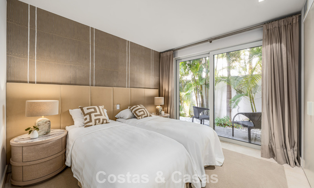 Prestigieuze, modern gerenoveerde, halfvrijstaande villa te koop, tweede lijn strand in Puente Romano op Marbella’s Golden Mile 794450