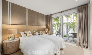 Prestigieuze, modern gerenoveerde, halfvrijstaande villa te koop, tweede lijn strand in Puente Romano op Marbella’s Golden Mile 794450 