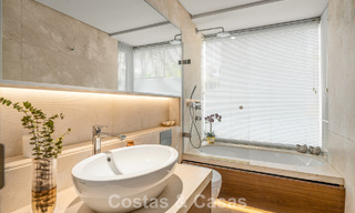 Prestigieuze, modern gerenoveerde, halfvrijstaande villa te koop, tweede lijn strand in Puente Romano op Marbella’s Golden Mile 794451 