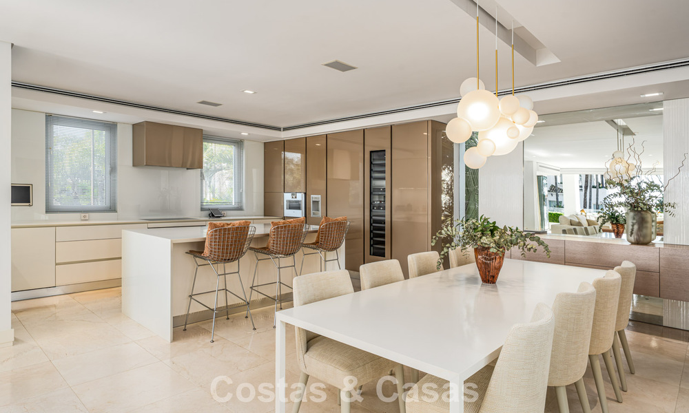 Prestigieuze, modern gerenoveerde, halfvrijstaande villa te koop, tweede lijn strand in Puente Romano op Marbella’s Golden Mile 794452