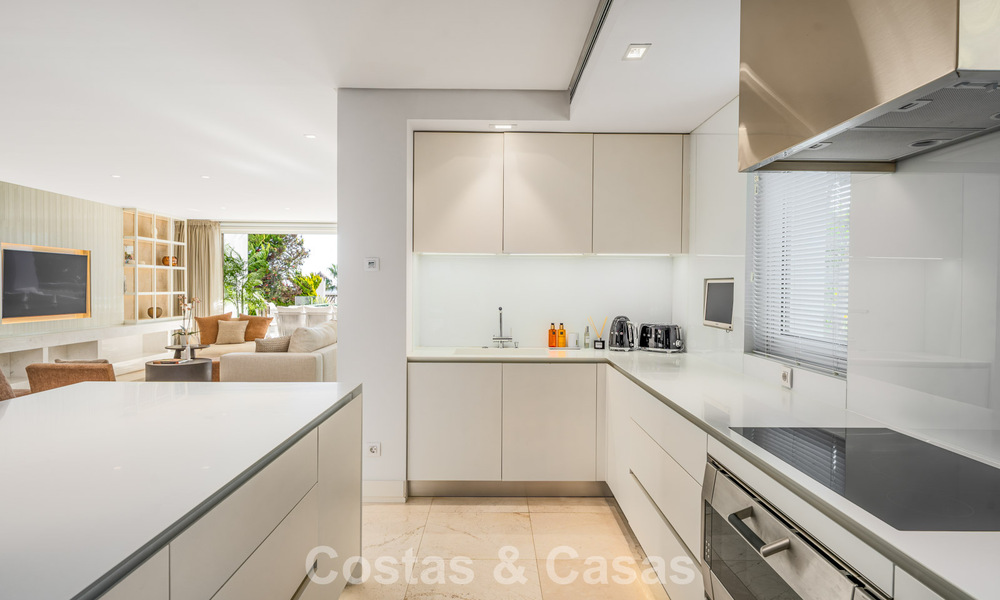 Prestigieuze, modern gerenoveerde, halfvrijstaande villa te koop, tweede lijn strand in Puente Romano op Marbella’s Golden Mile 794453