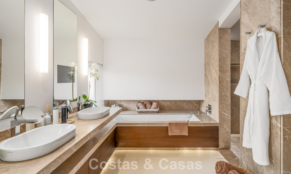 Prestigieuze, modern gerenoveerde, halfvrijstaande villa te koop, tweede lijn strand in Puente Romano op Marbella’s Golden Mile 794456