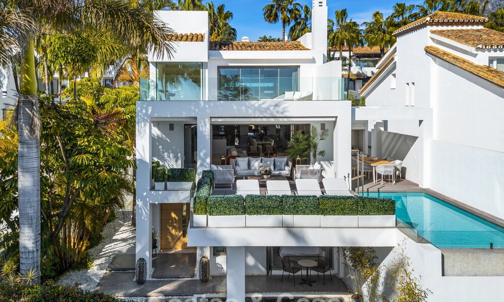 Prestigieuze, modern gerenoveerde, halfvrijstaande villa te koop, tweede lijn strand in Puente Romano op Marbella’s Golden Mile 794465
