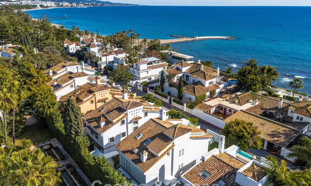 Prestigieuze, modern gerenoveerde, halfvrijstaande villa te koop, tweede lijn strand in Puente Romano op Marbella’s Golden Mile 794467