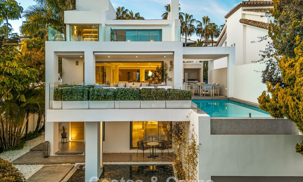 Prestigieuze, modern gerenoveerde, halfvrijstaande villa te koop, tweede lijn strand in Puente Romano op Marbella’s Golden Mile 794470