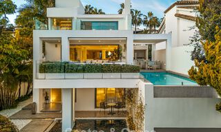 Prestigieuze, modern gerenoveerde, halfvrijstaande villa te koop, tweede lijn strand in Puente Romano op Marbella’s Golden Mile 794470 