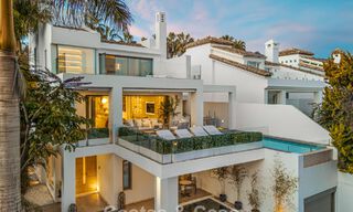 Prestigieuze, modern gerenoveerde, halfvrijstaande villa te koop, tweede lijn strand in Puente Romano op Marbella’s Golden Mile 794471 