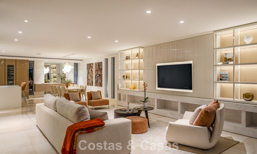 Prestigieuze, modern gerenoveerde, halfvrijstaande villa te koop, tweede lijn strand in Puente Romano op Marbella’s Golden Mile 794473