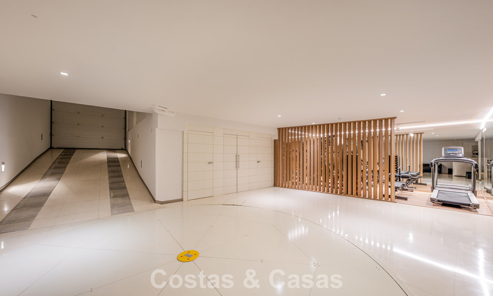 Prestigieuze, modern gerenoveerde, halfvrijstaande villa te koop, tweede lijn strand in Puente Romano op Marbella’s Golden Mile 794476