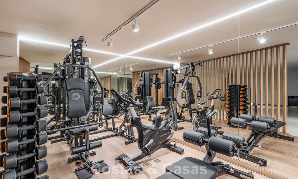 Prestigieuze, modern gerenoveerde, halfvrijstaande villa te koop, tweede lijn strand in Puente Romano op Marbella’s Golden Mile 794477