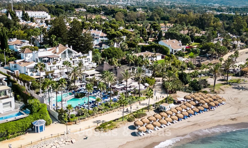 Prestigieuze, modern gerenoveerde, halfvrijstaande villa te koop, tweede lijn strand in Puente Romano op Marbella’s Golden Mile 794478