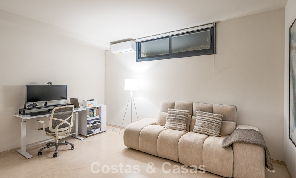 Hoogwaardige designvilla met modern karakter te koop in een gated villa community in Nueva Andalucia’s golfvallei, Marbella 794410